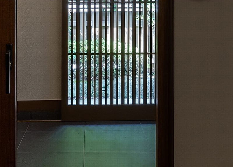 格子から漏れ出る光